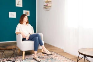Dott.ssa Martina Gerbi, psicoterapeuta, nel suo studio dove pratica la terapia EMDR ad Asti.